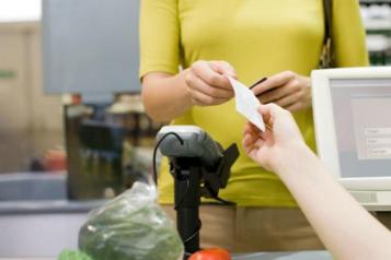 Person shoppping for healthy food 