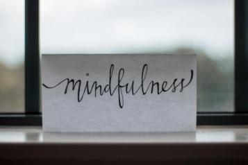Mindfullness note on a window 